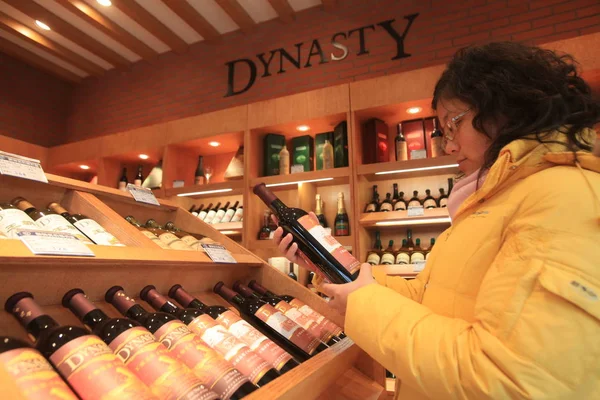 Een Klant Koopt Dynasty Wine Een Dynasty Store Shanghai China — Stockfoto