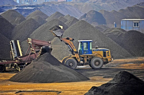 Wheelloader Trasporta Minerale Ferro Cantiere Minerario Tianjin Cina Aprile 2010 — Foto Stock