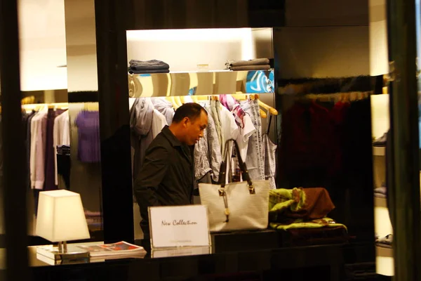 Cliente Viene Visto Fare Shopping Una Boutique Trussardi Nella Città — Foto Stock