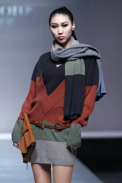 モデル提示の新しい創造鄒するファッション デザイナーによって中国ファッション ウィーク 2010年秋 冬の間に北京 2010 — ストック写真