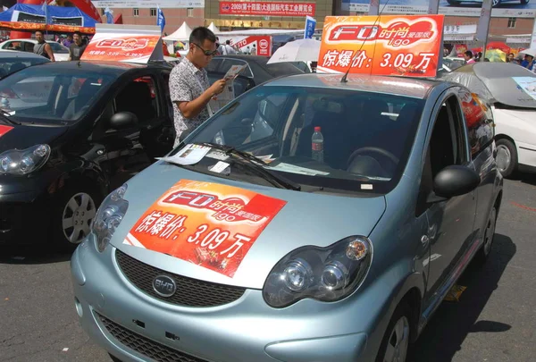 Hombre Chino Mira Byd Durante Una Exhibición Automóviles Dalian Noreste — Foto de Stock
