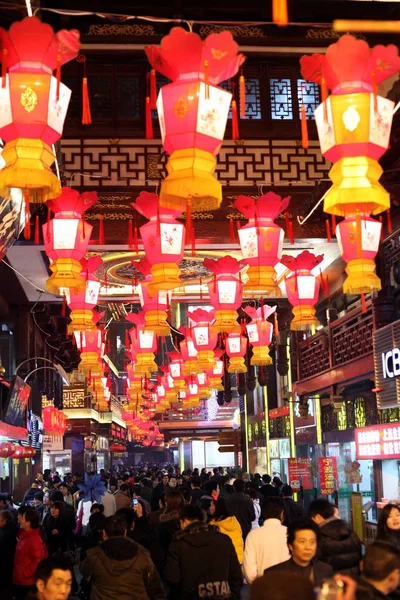 Turistas Caminham Sob Lanternas Durante Uma Celebração Para Tradicional Festival — Fotografia de Stock