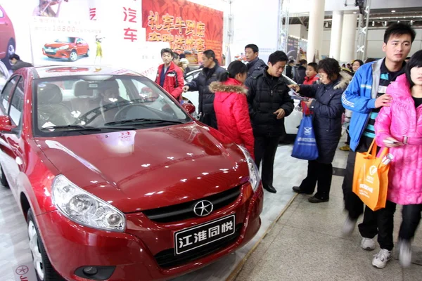2009년 12월 산둥성 진안에서 자동차 쇼에서 방문객들이 자동차를 바라보고 — 스톡 사진