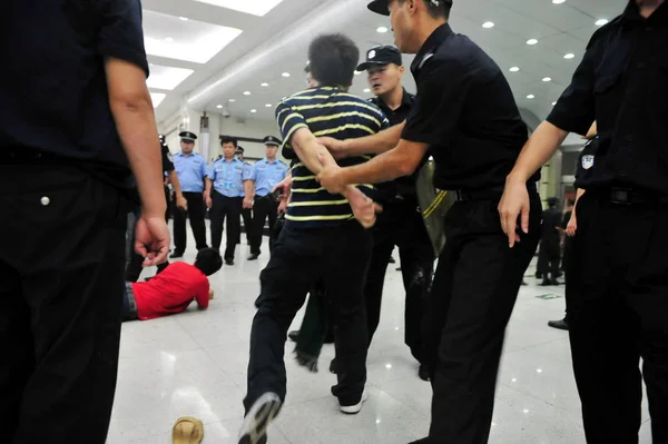Policías Antidisturbios Chinos Arrestan Varios Fanáticos Del Fútbol Local Durante — Foto de Stock