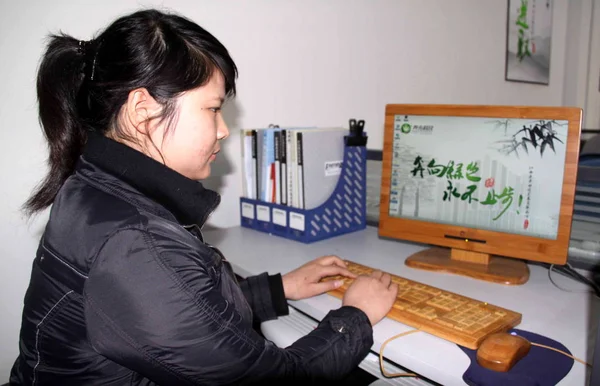 Kinesisk Anställd Typer Bambu Made Datortangentbord Framför Bambu Made Skärmen — Stockfoto