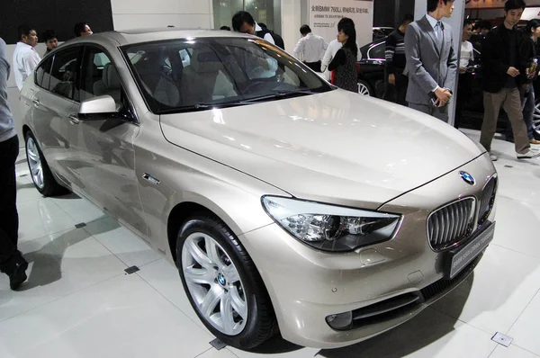 2009 中国広東省広州市の自動車ショーの間に Bmw 550 グランツーリスモ を見る来場者 — ストック写真