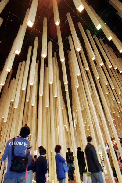 Los Visitantes Miran Las Instalaciones Madera Dentro Del Pabellón Hungría — Foto de Stock