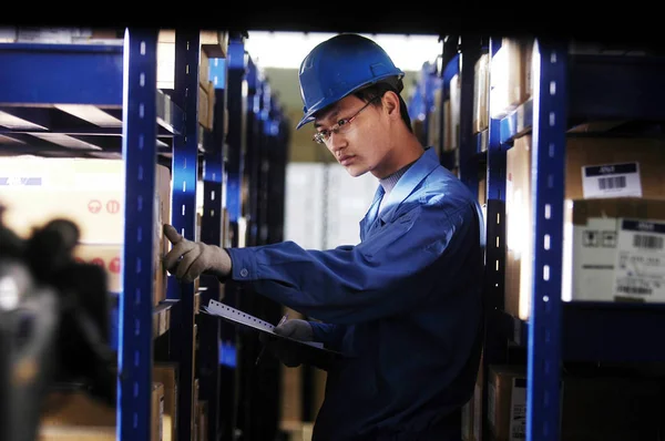 Lavoratore Cinese Controlla Pacchi Nel Magazzino Tianjin Binhai Teda Logistics — Foto Stock