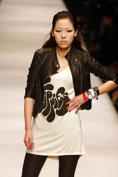 Modell Parader Skapelse Kinesiska Modedesigner Zhang Feng Wherewhatwho Show Den — Stockfoto