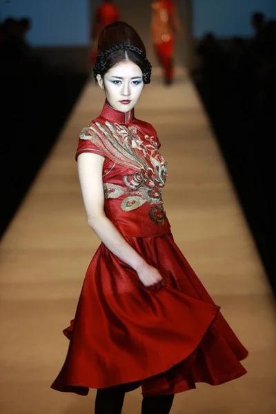 モデル パレードあご のショーで上海ファッションウィーク 2010年秋 冬の間に上海 2010 — ストック写真