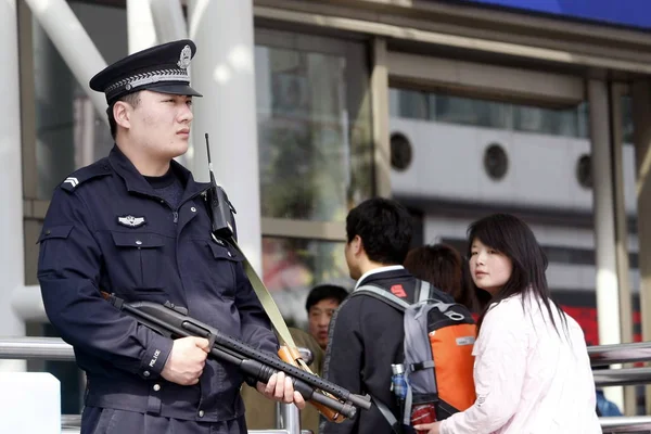 Ένας Οπλισμένος Κινέζος Αστυνομικός Φρουρούν Τον Σιδηροδρομικό Σταθμό Της Σαγκάης — Φωτογραφία Αρχείου