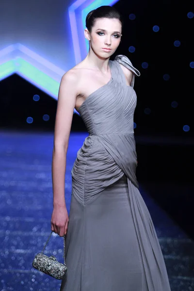 Mannequin Présente Une Nouvelle Création Créateur Mode Dorian Lors China — Photo