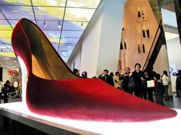 Ziyaretçiler Şangay Expo Sitesinde Talya Pavyonu Içinde Büyük Bir Ayakkabı — Stok fotoğraf