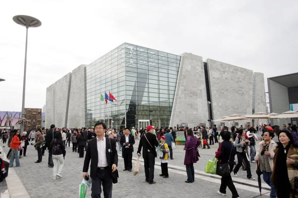 Menigten Van Bezoekers Lopen Langs Het Paviljoen Van Italië Expo — Stockfoto