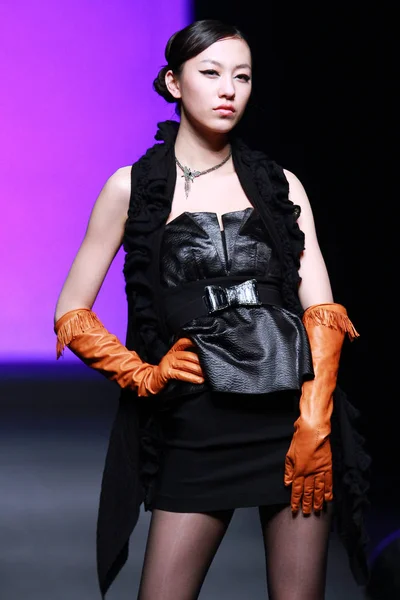 モデルは Dunnu のショーで中国ファッション ウィーク 2010年秋 冬の間に北京 2010 日パレードします — ストック写真