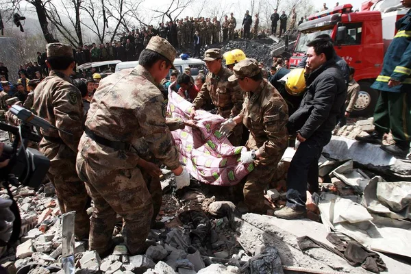Ratownicy Nosić Ciało Ofiary Miejscu Wybuchu Kopalni Węgla Hrabstwie Yichuan — Zdjęcie stockowe