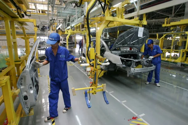 Trabajadores Fábricas Chinas Ensamblan Automóviles Una Planta Automotriz Geely Ciudad — Foto de Stock