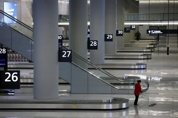 Limpador Chinês Limpa Poeiras Solo Terminal Aeroporto Internacional Hongqiao Xangai — Fotografia de Stock