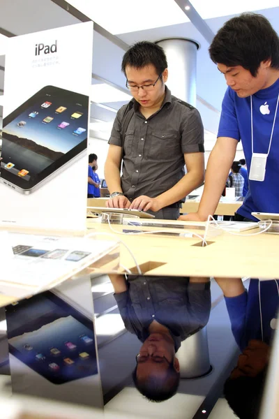 Egy Ügyfél Megpróbál Egy Apple Ipad Tabletta Ban Apple Store — Stock Fotó