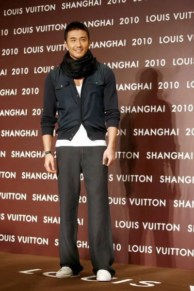 Acteur Chinois Bing Pose Lors Cérémonie Ouverture Magasin Louis Vuitton — Photo