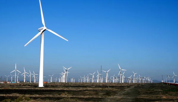 2005年9月11日 中国北西部の風力発電所で風力タービンが見られる — ストック写真