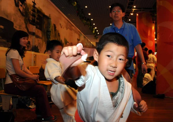 子供の頃は 2010 上海に少年空手競技中に戦いの前にウォーム アップ — ストック写真
