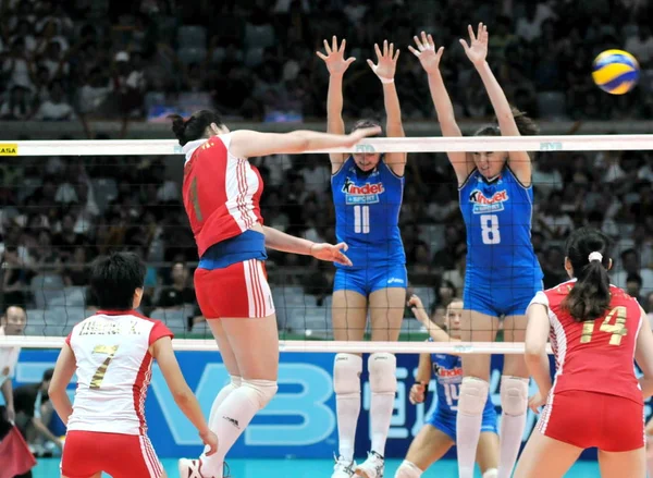 Chinas Wang Yimei Spikes Gegen Italien Einem Volleyballspiel Der Finalen — Stockfoto