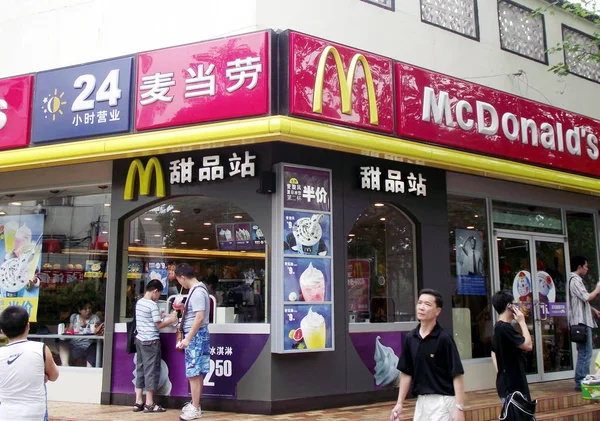 Residentes Chineses Locais Passam Por Restaurante Fast Food Mcdonalds Cidade — Fotografia de Stock