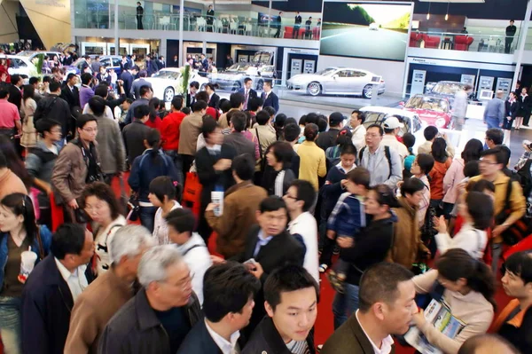 2009年4月26日 中国上海汽车2009汽车 参观的人群 — 图库照片