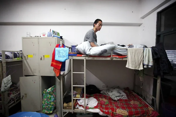 Ένας Κινέζος Υπάλληλος Του Φόφοκον Βρίσκεται Στο Κρεβάτι Του Στον — Φωτογραφία Αρχείου