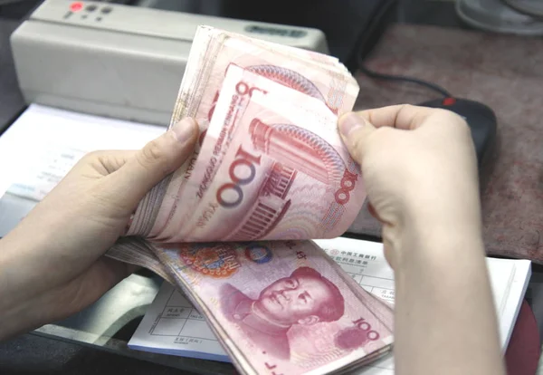 Impiegato Bancario Cinese Conta Banconote Rmb Renminbi Yuan Una Banca — Foto Stock