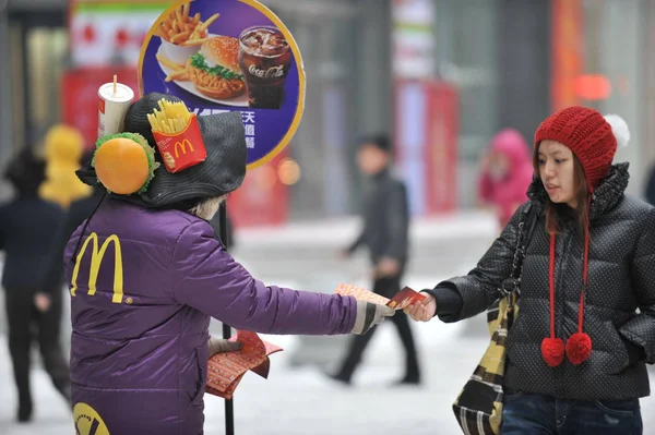 Mitarbeiter Von Mcdonalds Verteilen Coupons Eine Passantin Shenyang Provinz Liaoning — Stockfoto