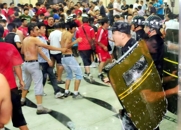 Policías Antidisturbios Chinos Apresuran Los Aficionados Locales Fútbol Enojado Durante — Foto de Stock