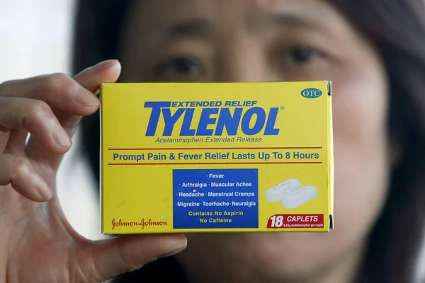 Een Vrouw Toont Een Geval Van Tylenol Childrens Geneeskunde Vervaardigd — Stockfoto