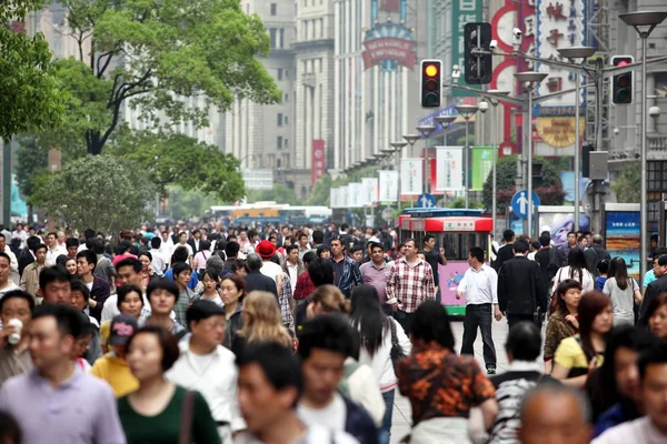 Turisti Residenti Locali Affollano Dello Shopping Nanjing Road Shanghai Cina — Foto Stock