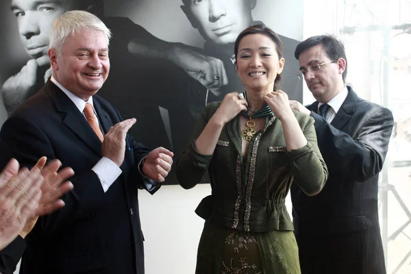 Китайская Актриса Гун Получила Медаль Командира Ордена Искусств Письма Орден — стоковое фото