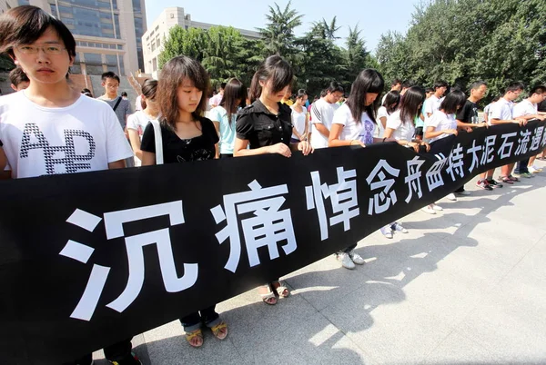 Des Étudiants Chinois Observent Une Minute Silence Pour Pleurer Les — Photo