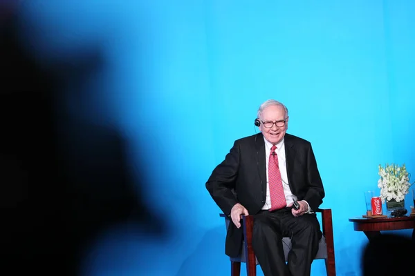 Inversionista Filántropo Estadounidense Warren Buffet Escucha Una Pregunta Durante Una — Foto de Stock