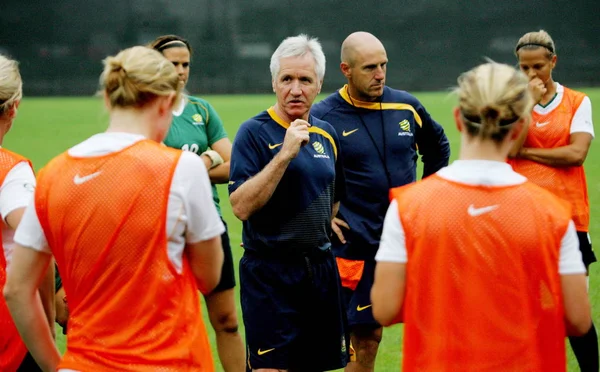 Tom Sermanni Centrum Trener Drużyny Piłkarskiej Australian Womens Krajowych Daje — Zdjęcie stockowe