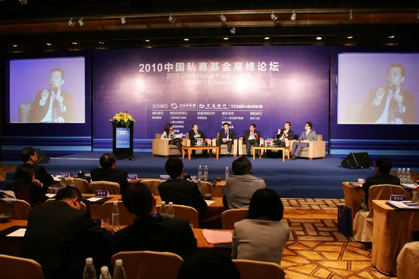 Hosté Jsou Spatáni Během Summitu 2010 Čínského Hedžového Fondu Šanghaji — Stock fotografie