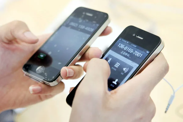 2010年9月25日 中国买家在位于中国上海香港广场的苹果商店试购Iphone 4智能手机 — 图库照片