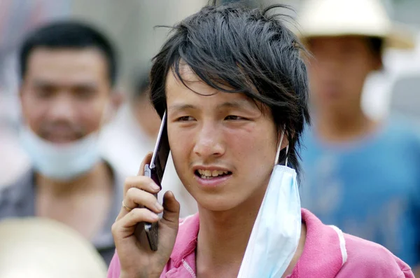 Joven Chino Habla Por Teléfono Móvil Condado Zhouqu Prefectura Autónoma — Foto de Stock