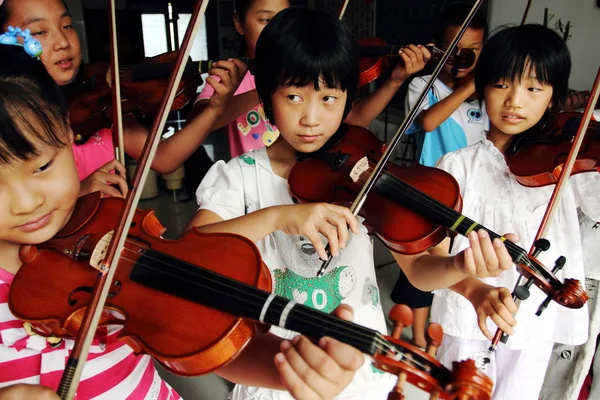 Crianças Chinesas Aprendem Tocar Violino Cidade Donggaocun Distrito Pinggu Pequim — Fotografia de Stock