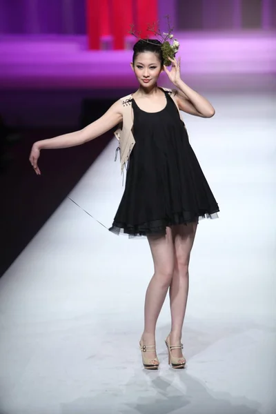 モデル作成漢ボー賞の若い中国のファッションデザイナーによって中国ファッション ウィーク 2010年秋 冬のパレード北京 2010 — ストック写真