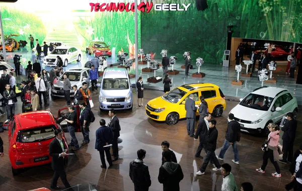 2010年4月23日 在中国北京举行的第十一届北京国际汽车展览会 被称为 2010年中国汽车展 参观者观看吉利汽车 — 图库照片
