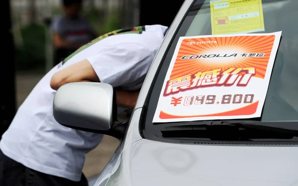 Ein Chinesischer Autokäufer Blickt Während Einer Auto Werbeveranstaltung Foshan City — Stockfoto