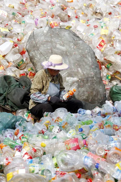 Kinesisk Arbetare Rensar Upp Plastflaskor För Avfall Vid Återvinningsstation Huaibei — Stockfoto