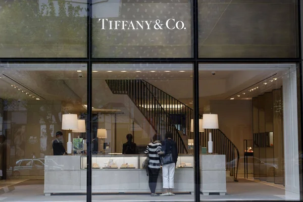 Los Clientes Son Vistos Una Boutique Tiffany Recién Inaugurada Shanghai —  Fotos de Stock