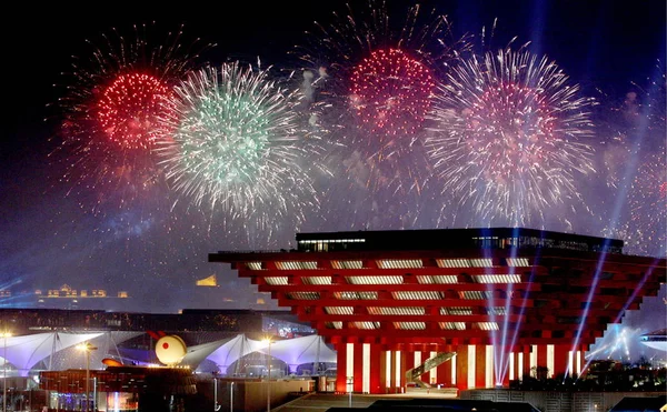 Explotan Fuegos Artificiales Sobre Pabellón China Sitio Expo Durante Ceremonia — Foto de Stock