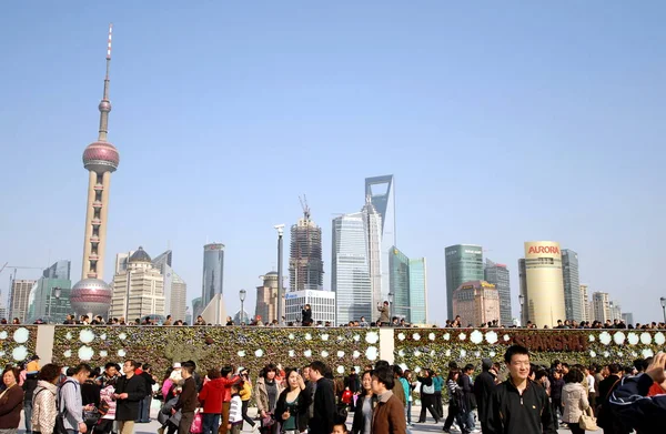 Tourists Local Residents Crowd Renovated Bund Skyline Pudongs Lujiazui Financial — Stock Photo, Image